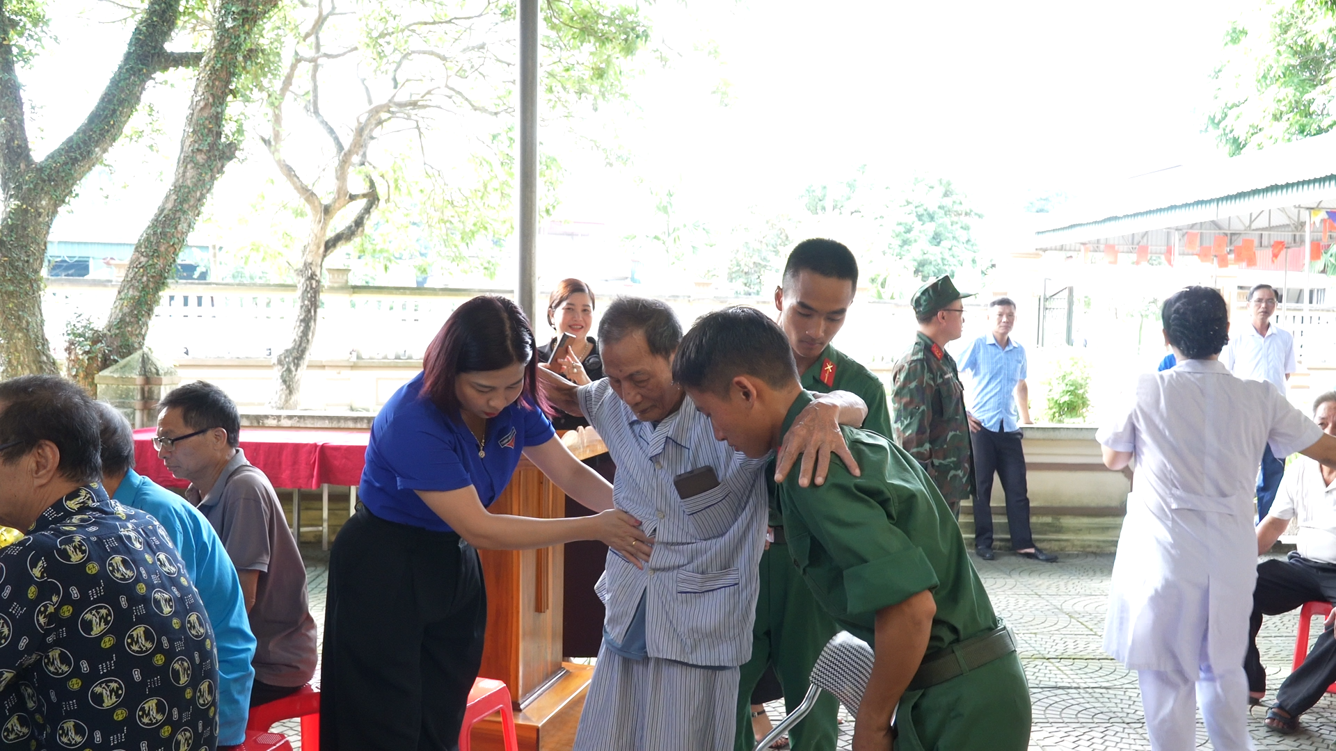 Anh-tin-bai